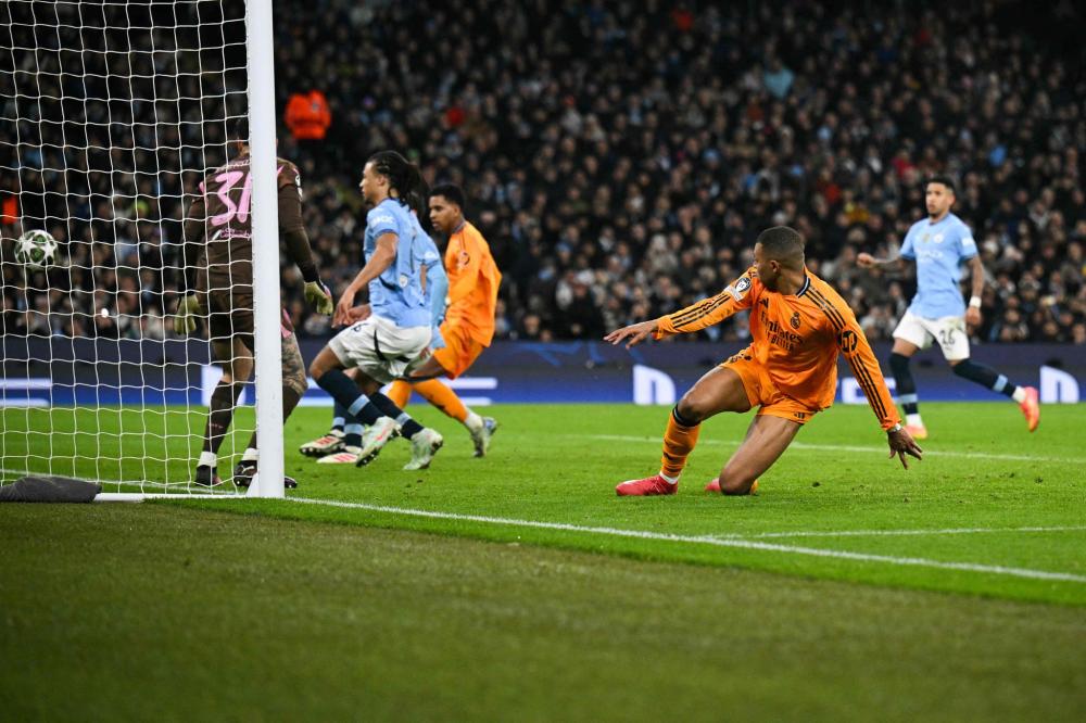 国足训练阵容曝光：是否缺少塞尔吉尼奥？还是采用单后腰战术？.